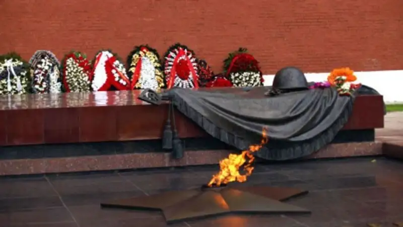 Порошенко возложил цветы к могиле Неизвестного солдата в Киеве