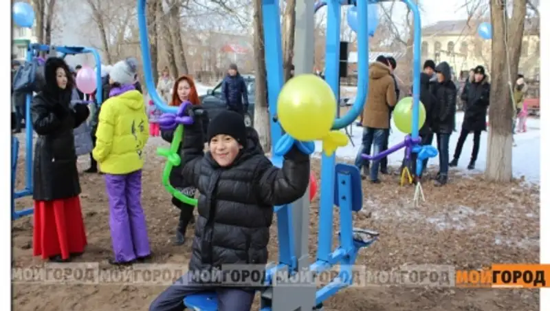В Уральском сквере волонтеры установили тренажеры