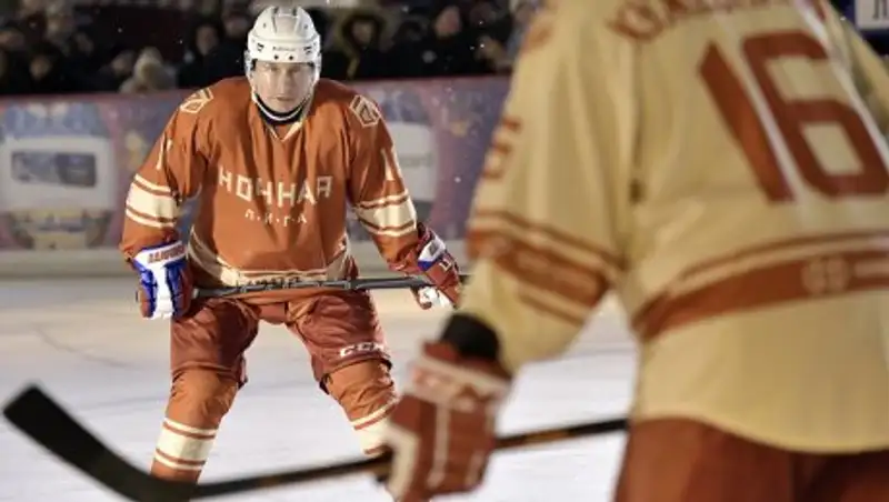 Путин сыграл в хоккей у стен Кремля