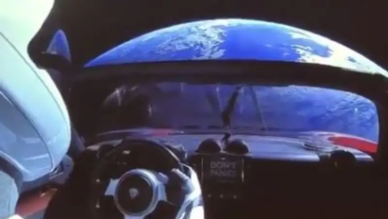 Илон Маск опубликовал видео с Tesla на орбите Земли