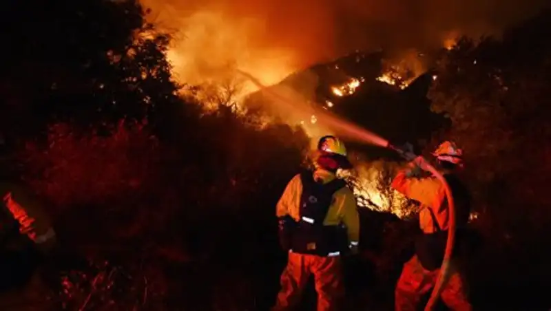 Женская тюрьма эвакуирована в Чили из-за крупного лесного пожара