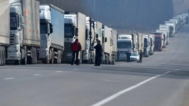 Причиной скопления фур на казахстанско-российской границе стали сразу несколько факторов