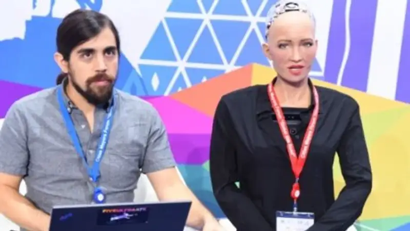 Робот София влюбилась в уникальную архитектуру Астаны