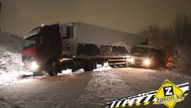 В Алматы фура не смогла подняться в горку и слетела с дороги, утащив с собой маршрутку