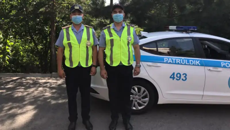 Мужчину, пытавшегося спрыгнуть с моста, спасли полицейские Алматы