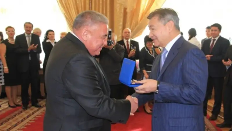 Аким ВКО поздравил жителей региона с Днём Независимости и вручил госнаграды