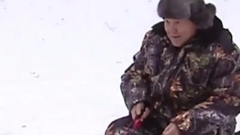 Н.Назарбаев любит подледную рыбалку - в сети появилось видео Президента на рыбалке