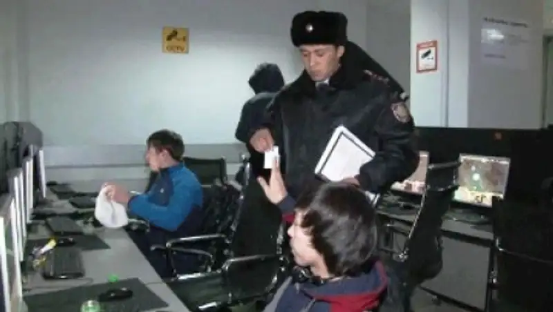 Полицейские Алматы проверяют досуг детей в каникулярное время