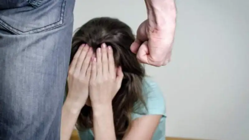 Мужчина зверски избил жену во дворе многоэтажки в Темиртау