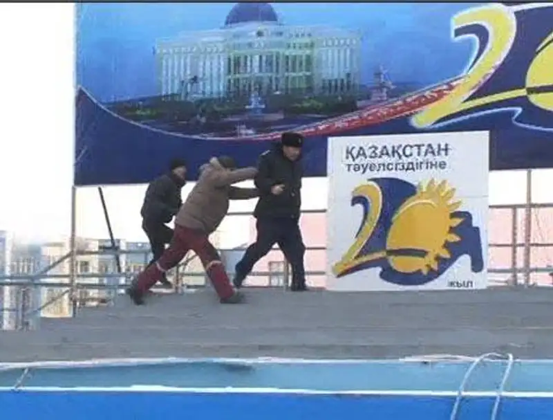 В массовых беспорядках в Жанаозене погибло 14 человек (фото) В массовых беспорядках в Жанаозене погибло 14 человек (фото), фото - Новости Zakon.kz от 17.12.2011 02:10