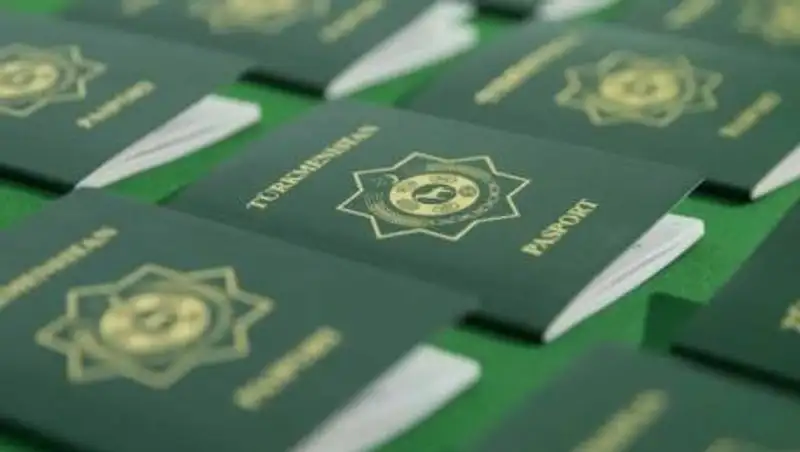 В Туркменистане у бюджетников начали забирать загранпаспорта