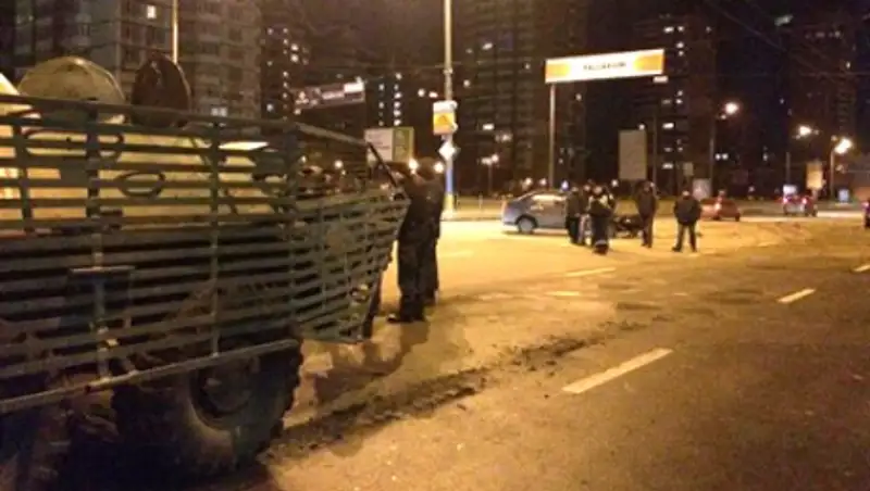 В Киеве БТР попал в ДТП