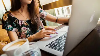 человек за компом, блогер , фото - Новости Zakon.kz от 21.04.2022 08:48