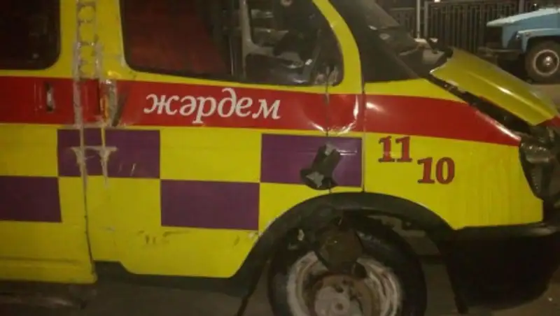 Скорая помощь перевернулась в Алматы