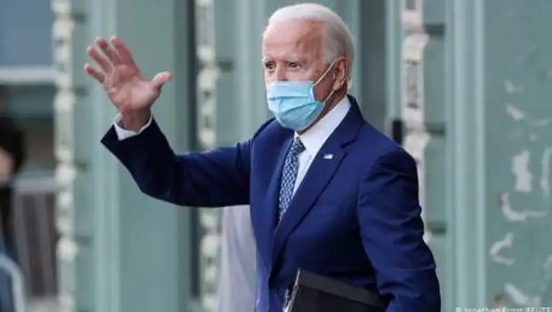 Байден разошлет маски во все дома Америки