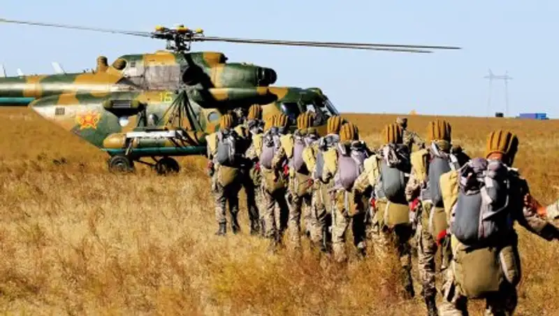 Қазақстандық десантшылар биылғы жылы алғаш рет суға парашютпен секірді