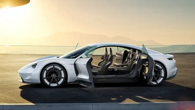 В Porsche рассказали о серийном электрическом суперкаре