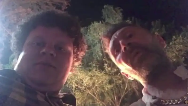 Шнур записал видео на фоне своей горящей бани: Ну, горит и горит...