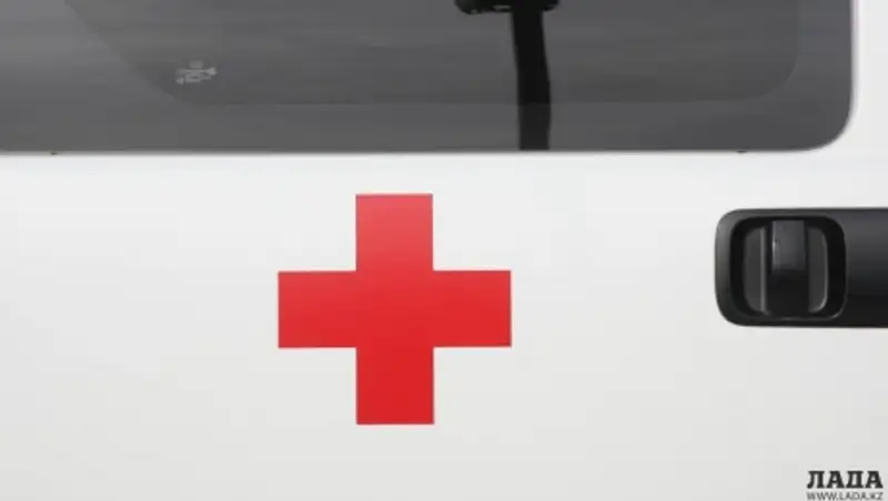 В Жанаозене водитель иномарки сбил женщину с двумя детьми