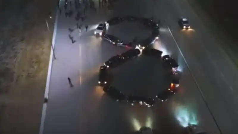 Автолюбители Актау поздравили женщин с 8 Марта