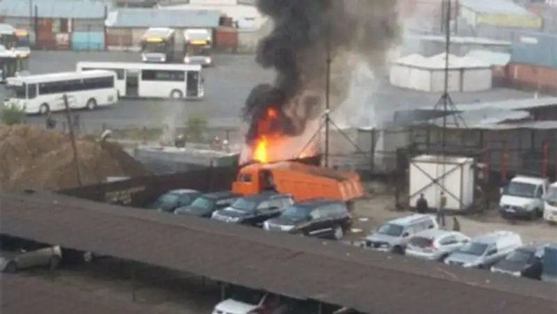 Рядом с авторынком «Баянаул» в Алматы произошел крупный пожар