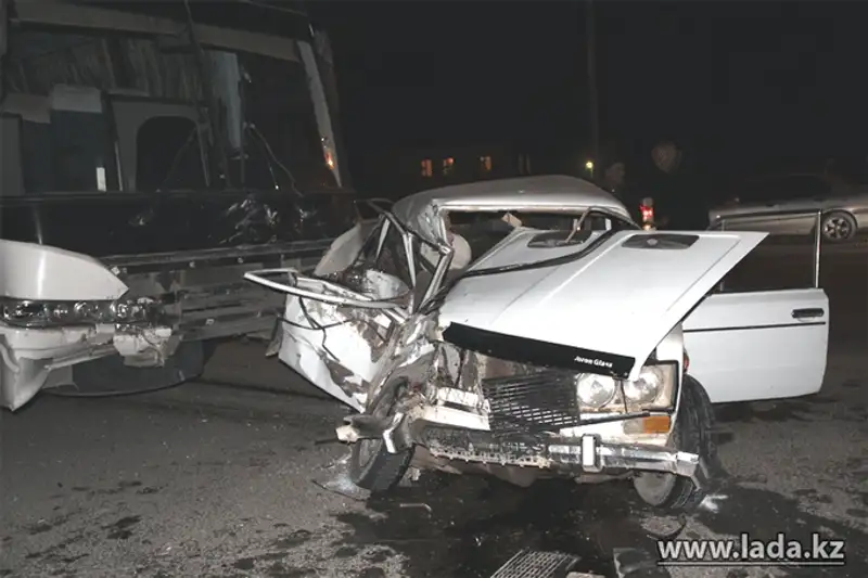 В результате ДТП в Актау, 5 человек в тяжелом состоянии доставлены в больницу (фото), фото - Новости Zakon.kz от 27.11.2013 03:33