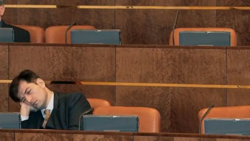 Актюбинские чиновники жалуются на переработку и просят открыть для них поликлинику