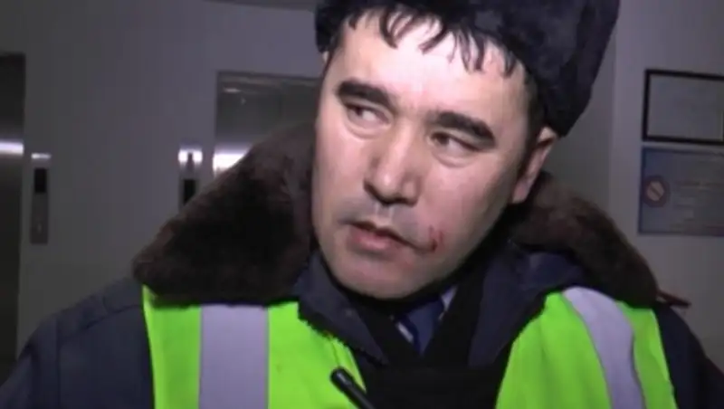 Трое мужчин избили сотрудника ДПП в Алматы