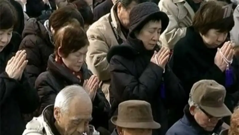 В Японии вспоминают жертв землетрясения и цунами