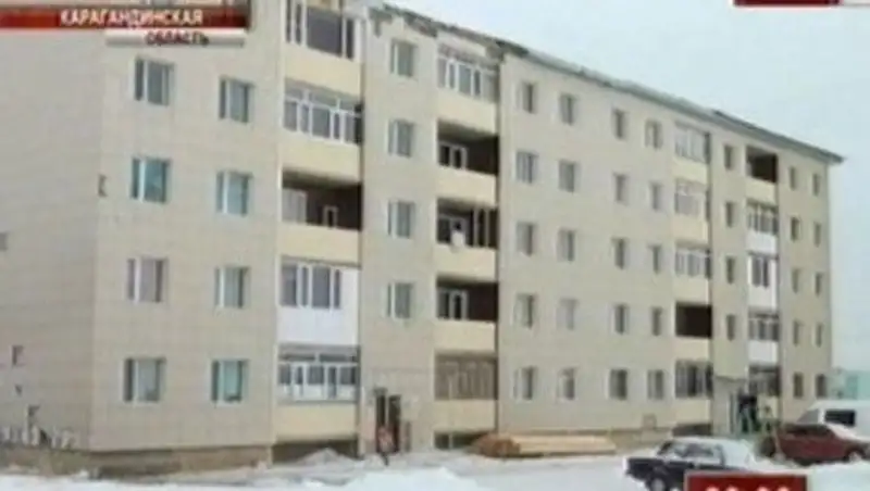 В Темиртау во время урагана с двух новостроек снесло крыши