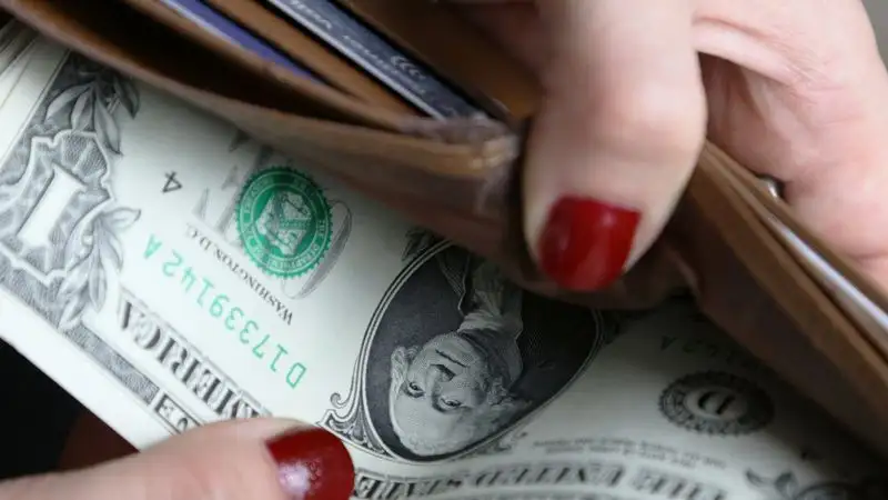 В Кыргызстане запретили вывозить наличную иностранную валюту