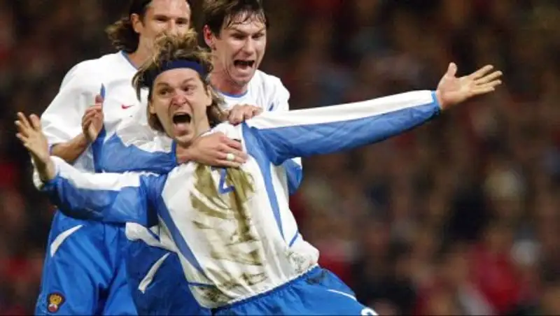 Болельщики перед матчем Россия - Уэльс расклеили в Тулузе стикеры с фотографией Евсеева