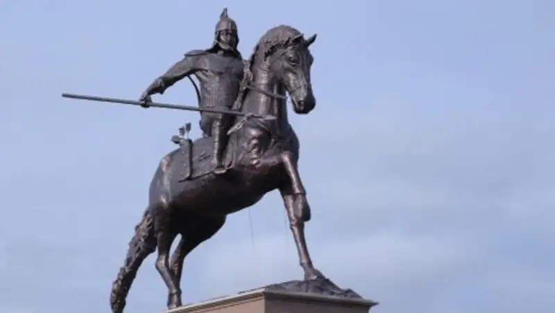 Актюбинец установил памятник в честь 350-летия Есет батыра