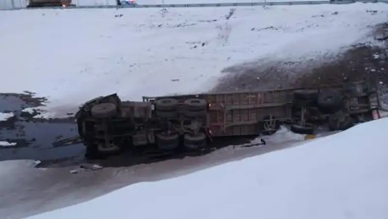 На трассе "Алматы-Екатеринбург" произошел разлив серной кислоты