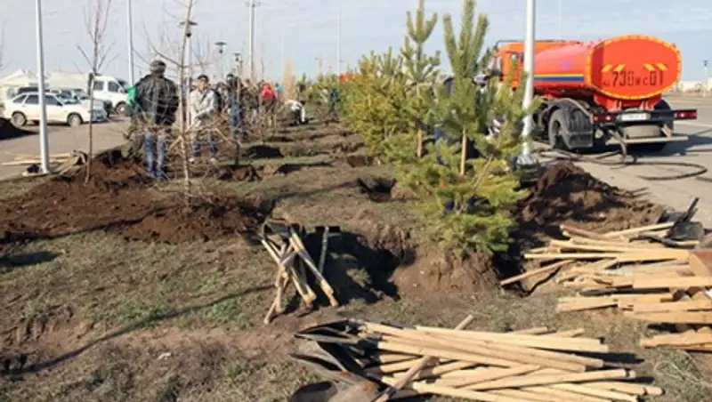 Чиновники вышли на общегородской субботник в Астане