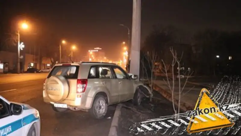 Пьяная женщина на Suzuki врезалась в столб в Алматы