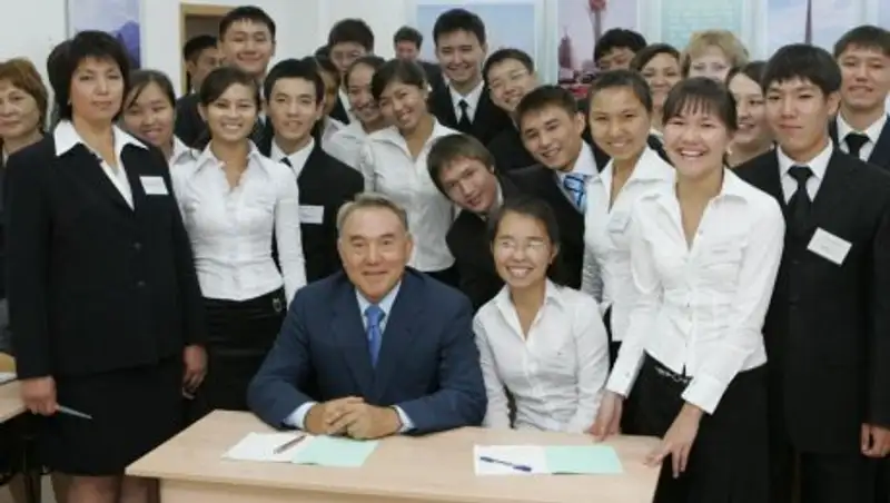 Нурсултан Назарбаев посетил новую школу, подаренную катарцами Астане