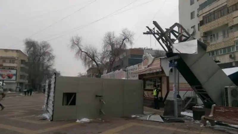 На алматинском Арбате упал экран