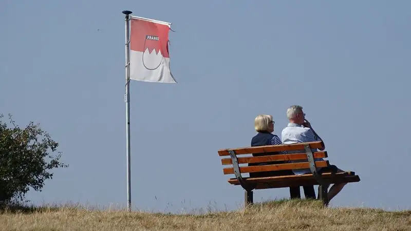 Власти Франции повысят пенсионный возраст, несмотря на протесты