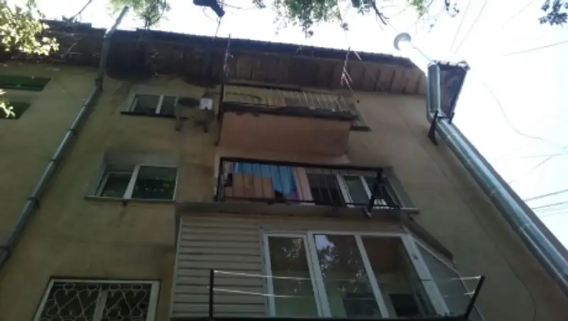 50 человек эвакуировали из загоревшегося 4-х этажного дома в Алматы