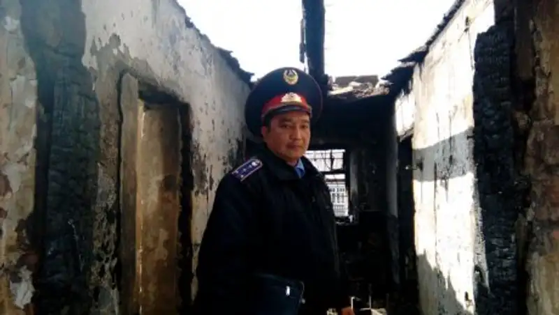 В Павлодарской области участковый спас трех человек при пожаре