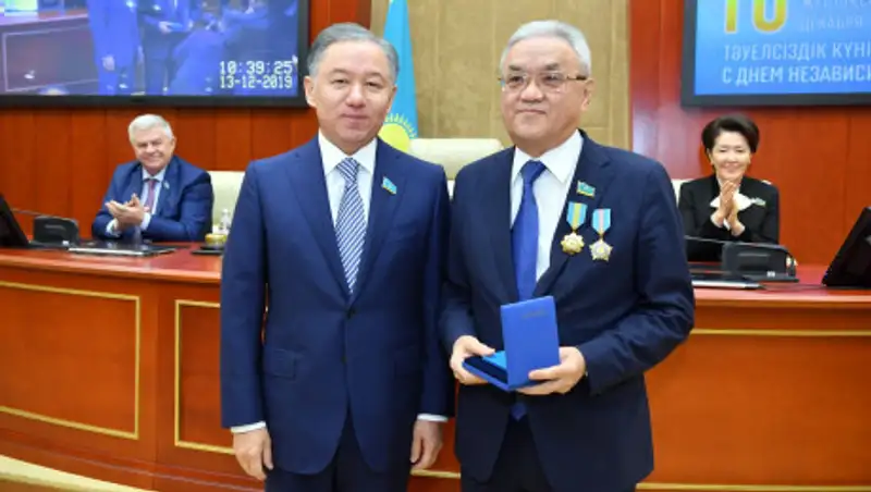 Нигматулин вручил государственные награды мажилисменам ко Дню Независимости