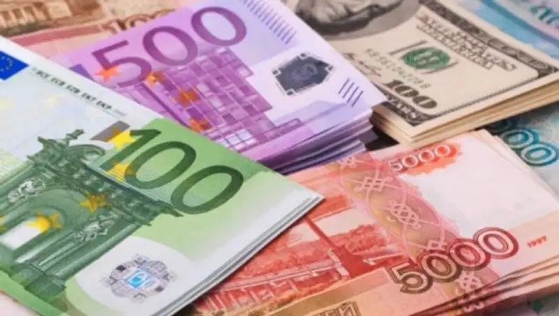 Курс доллара составил 378,04 тенге на торгах, евро вырос почти на 3 тенге