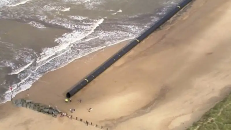 На берег в Британии выбросило гигантские трубы