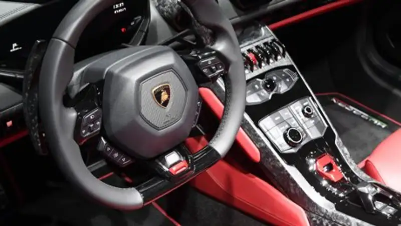 В Дубае британский турист на Lamborghini получил 33 штрафа за четыре часа