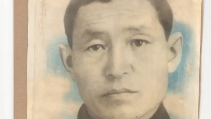 На Карпатах, в бездорожье, командир взвода Азубаев Сакен обеспечил батареи боеприпасами