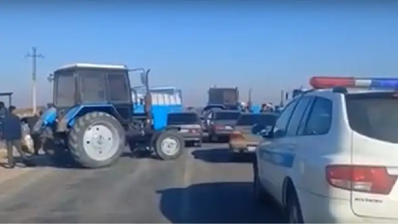 Жители села Коксу в Туркестанской области перекрыли дорогу