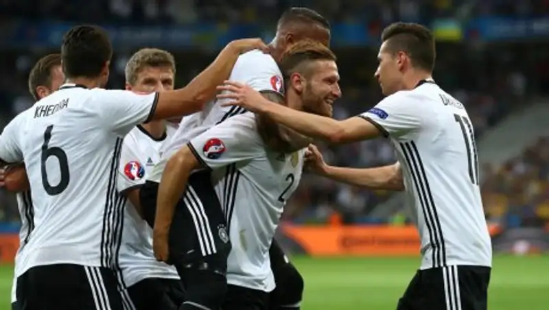 Сборная Германии ведет в матче со сборной Украиной после первого тайма