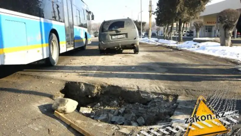 "Ловушка" на дороге в Алматы продолжает вредить автолюбителям 