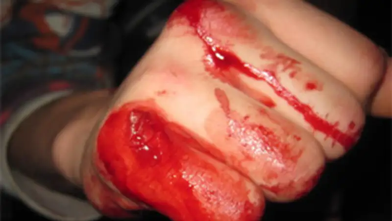 Преступник залез в магазин через разбитое окно и страшно избил продавца